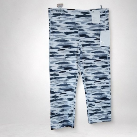 Reduced Price NWT GAP Fit Gfast High Rise Black and White  Capri Leggings Size L - Picture 1 of 15